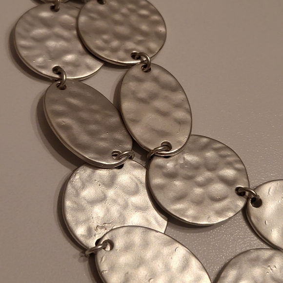 STATEMENT NECKLACE silver toned hammered metal necklace - Picture 2 of 5